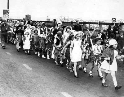 wartime-parade-children